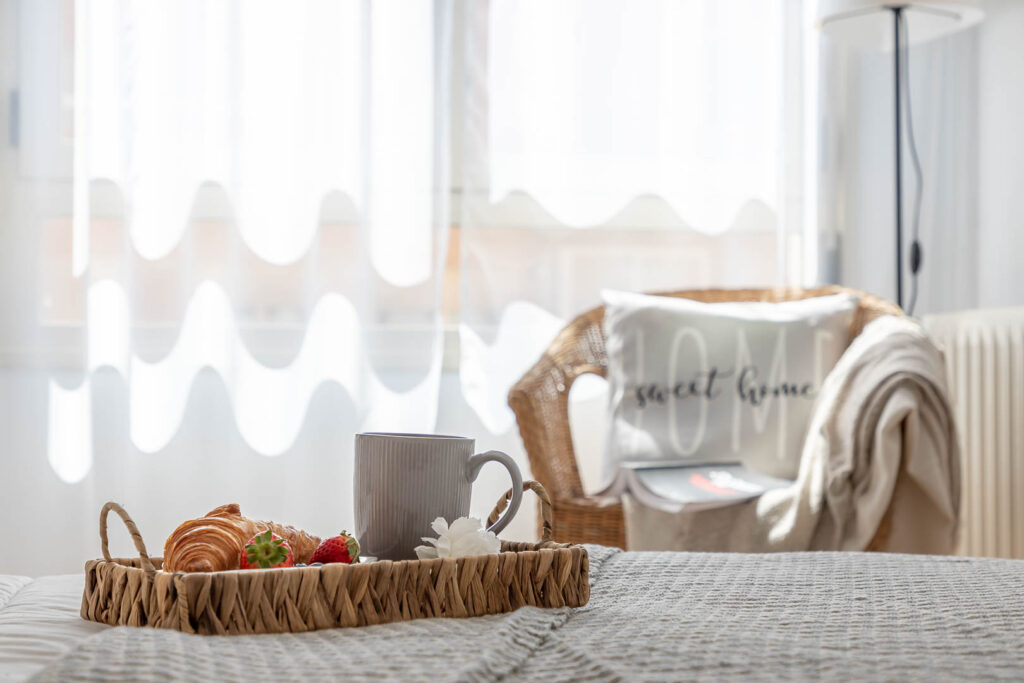 Detalle decoración homestaging sobre cama